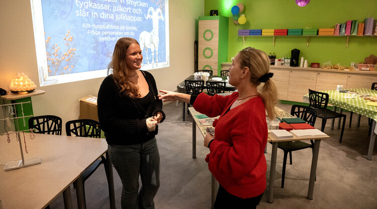 Två personer inomhus. 