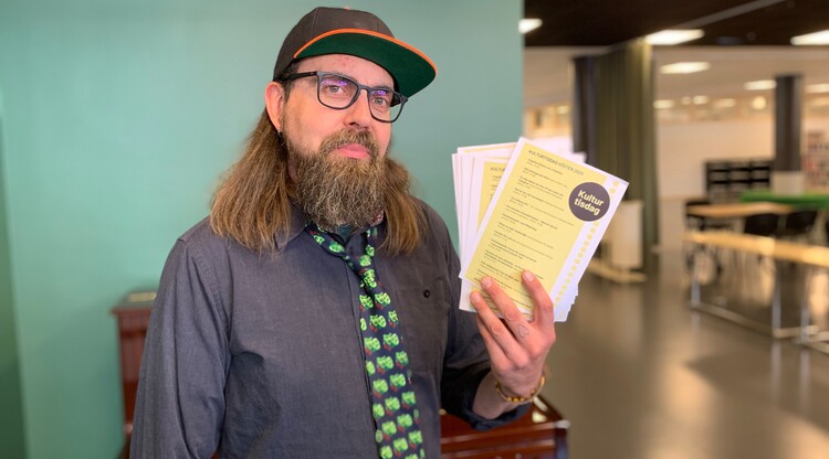 Person håller upp programblad.