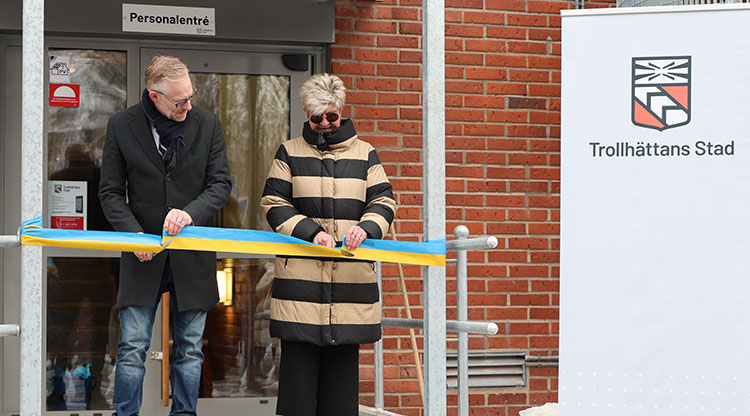 Kommunstyrelsens ordförande Peter Eriksson (M) och Gunilla Hansson, förvaltningschef serviceförvaltningen, inviger Håjums produktionskök genom att skära bandet med varsin kockkniv.