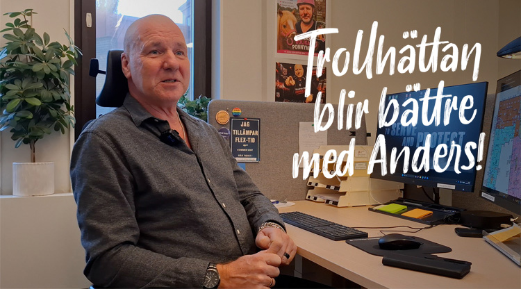 En man som sitter vid ett skrivbord och tittar snett åt höger.