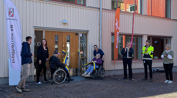Flera människor knyter upp invigningsband.