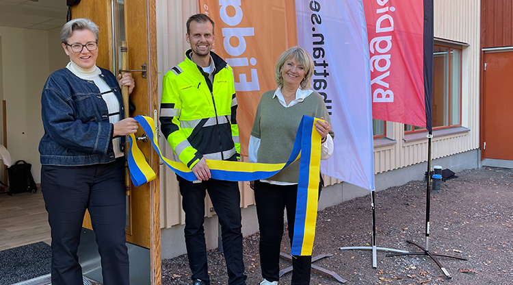 Elenor Olofsson, projektchef på Eidar, Christoffer Sundin, områdeschef Byggdialog och Marie Uls, verksamhetschef för särskilt boende för äldre Trollhättans stad deltog på invigningen av etapp 1 på Humlevägen 76.