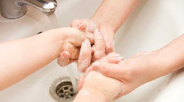 barn tvättar händerna
