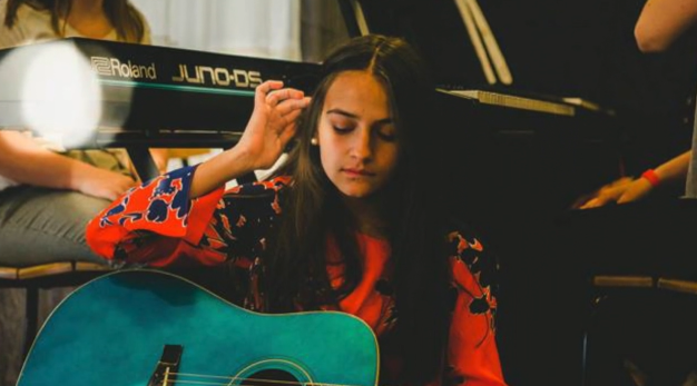 flicka spelar gitarr