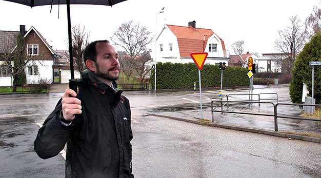 Magnus Sundin står vid vägkorsning och tittar på vägen och staket.