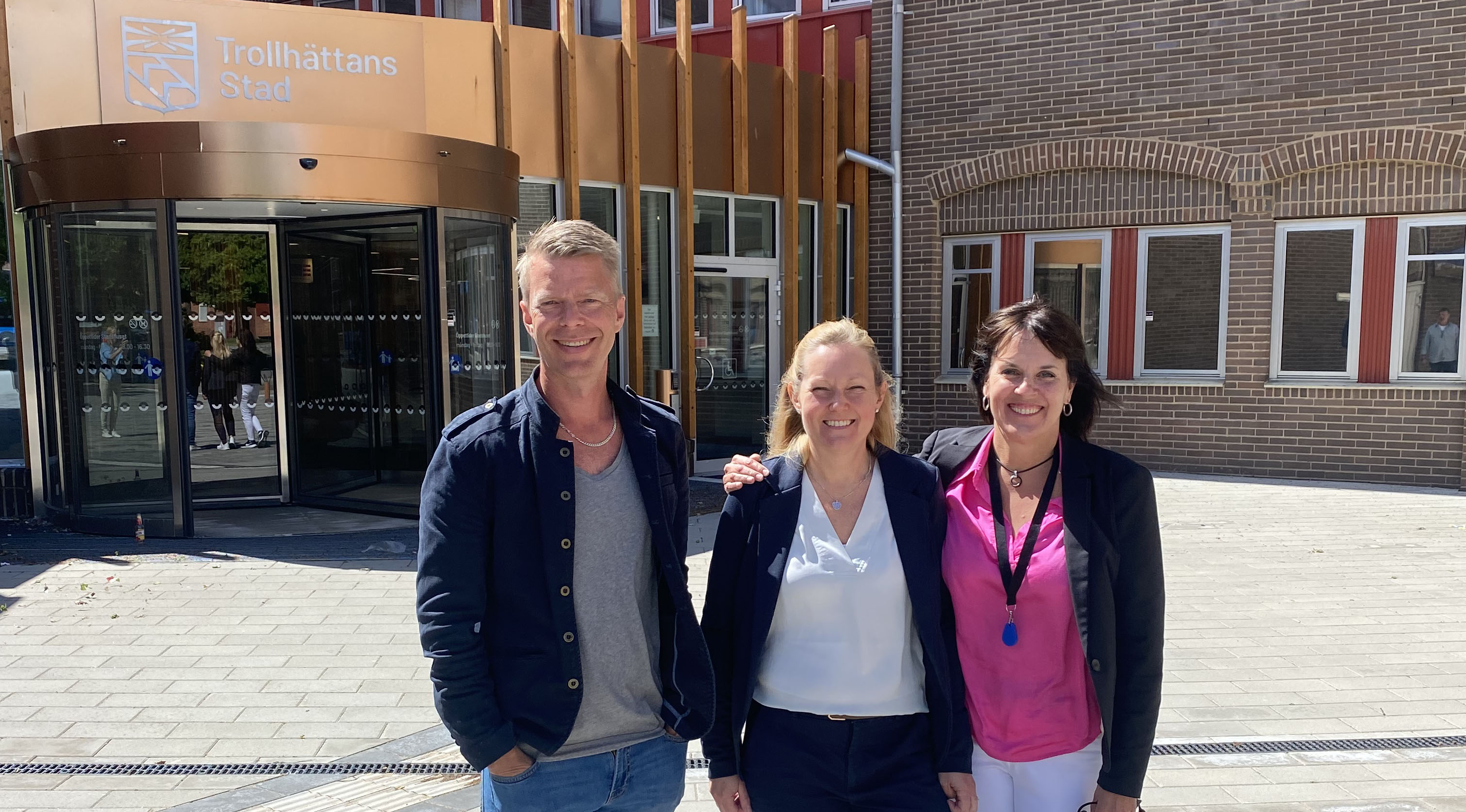 Framför stadshuset står Johan Bengtsson, Susanne Haggren och Helena Kortered