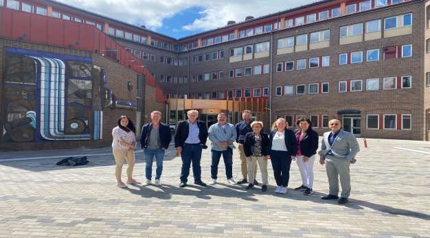 Framför stadshuset står  Anki Carlsson, Johan Bengtsson, Paul Åkerlund, Livio Benedetto, Stefan Griwall, Monica Hansson, Susanne Haggren, Helena Kortered och Said Niklund