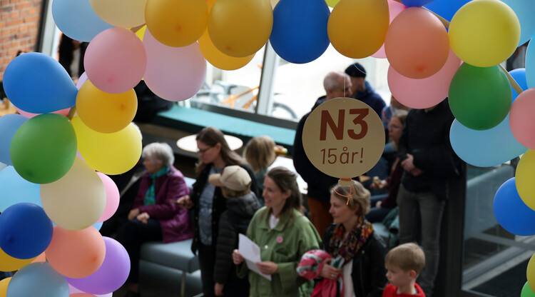 Ballonger och människor under öppet hus.