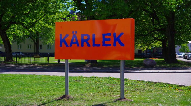 Skylt där det står kärlek.