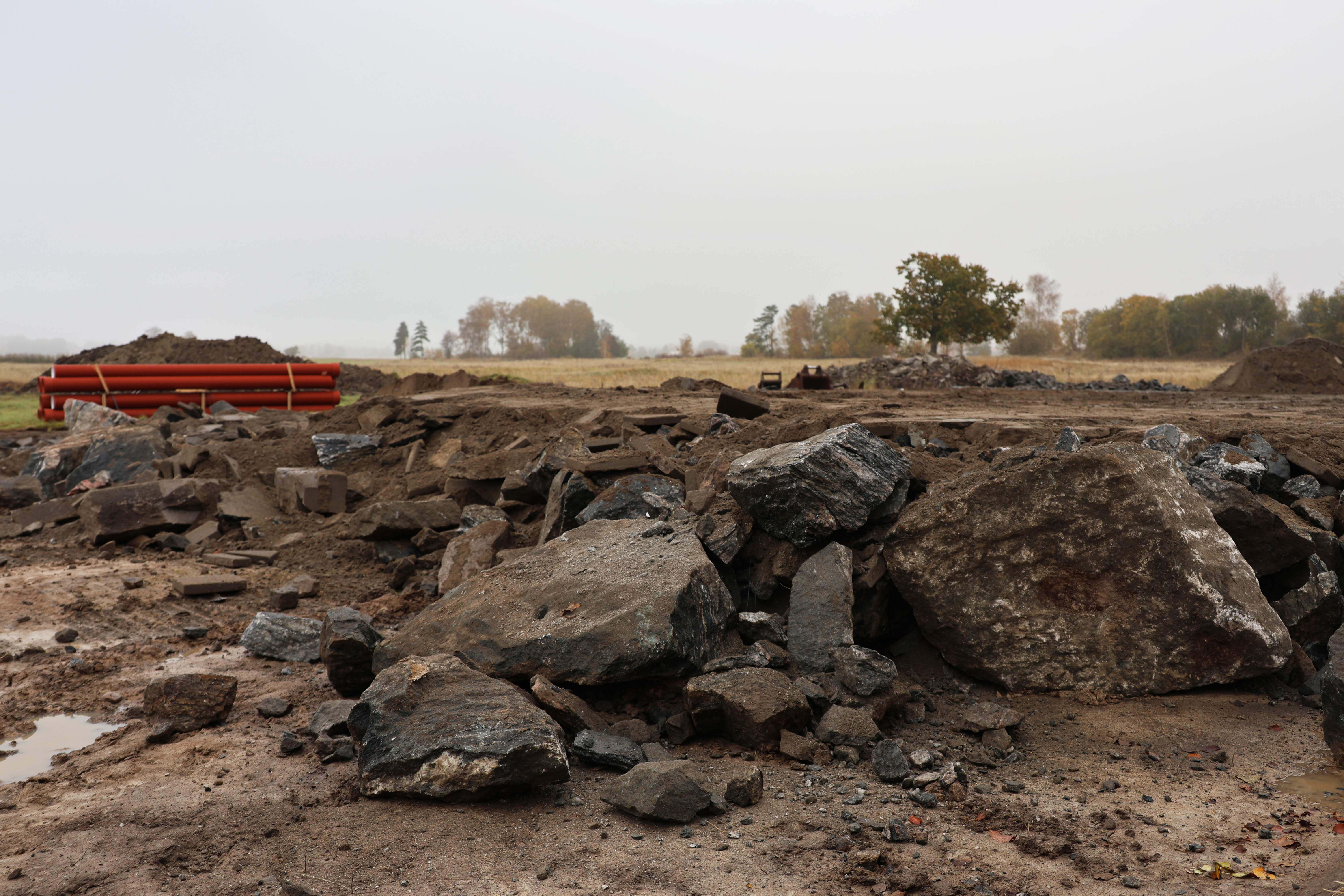 Stenar och plattor från andra projekt i Trollhättan används som dräneringsmaterial.