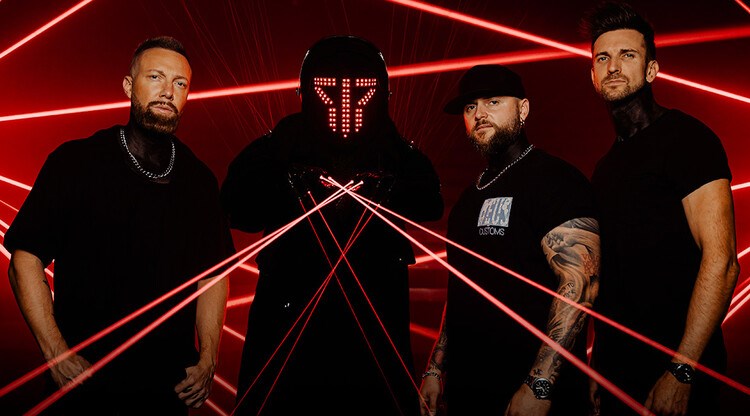 Porträtt på fyra bandmedlemmar i gruppen Smash Into Pieces.