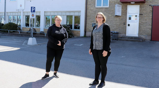 Ulla-Carin Tegelberg och Maria Gällnäs utanför Bemanningsenheten i solen.
