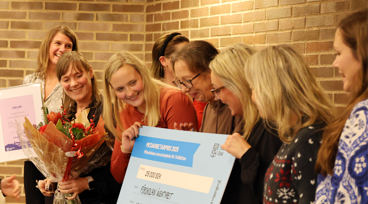 Flera personer som tar emot blommor och pris.