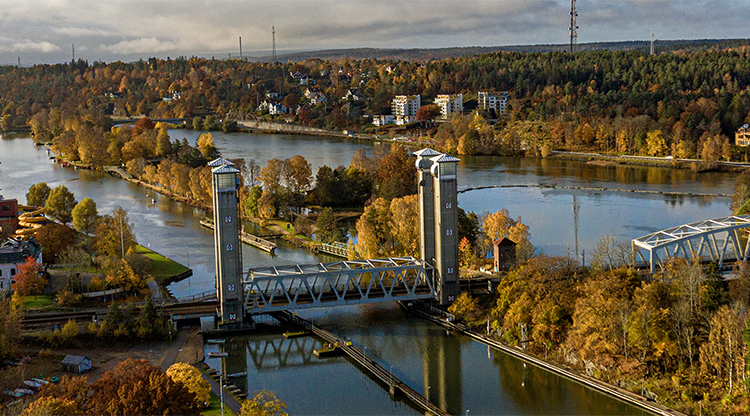 Drönarbild av järnvägsbron i Trollhättan.
