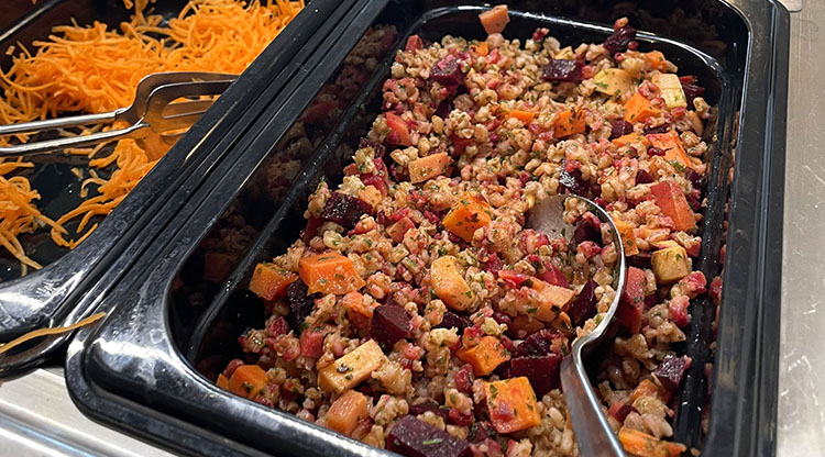 Nordisk tabbouleh en av ”räddarna” under Klimatdagen på Björndalsskolan: ”Vi försöker återanvända allt som vi kan rädda helt enkelt. Vi serverade varmt matvete förra veckan, och av det som blev över kunde vi göra en nordisk tabbouleh med rostade rotfrukter och olja”, berättar Jerker Svensson.