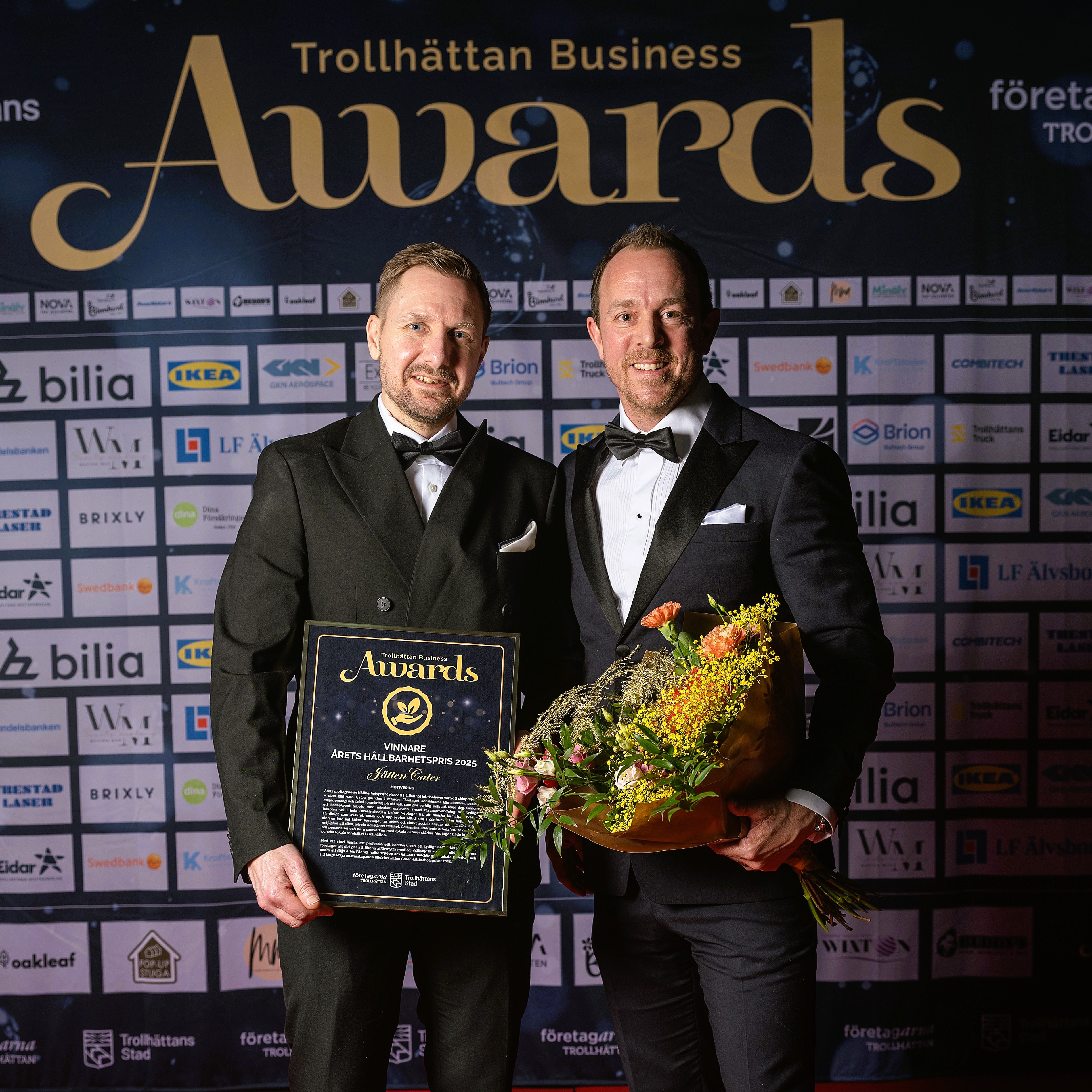 Bild p&aring; representanter fr&aring;n f&ouml;retaget med blommor och diplom