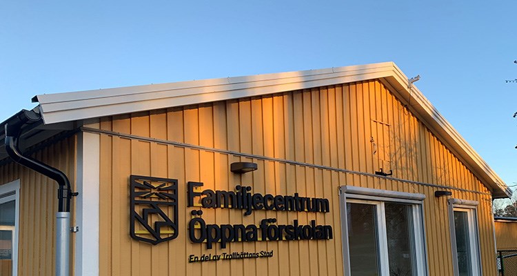 Foto på Mygglarvens fasad med texten "Familjecentrum Öppna förskolan"