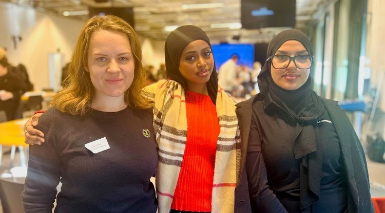 tre tjejer porträtt