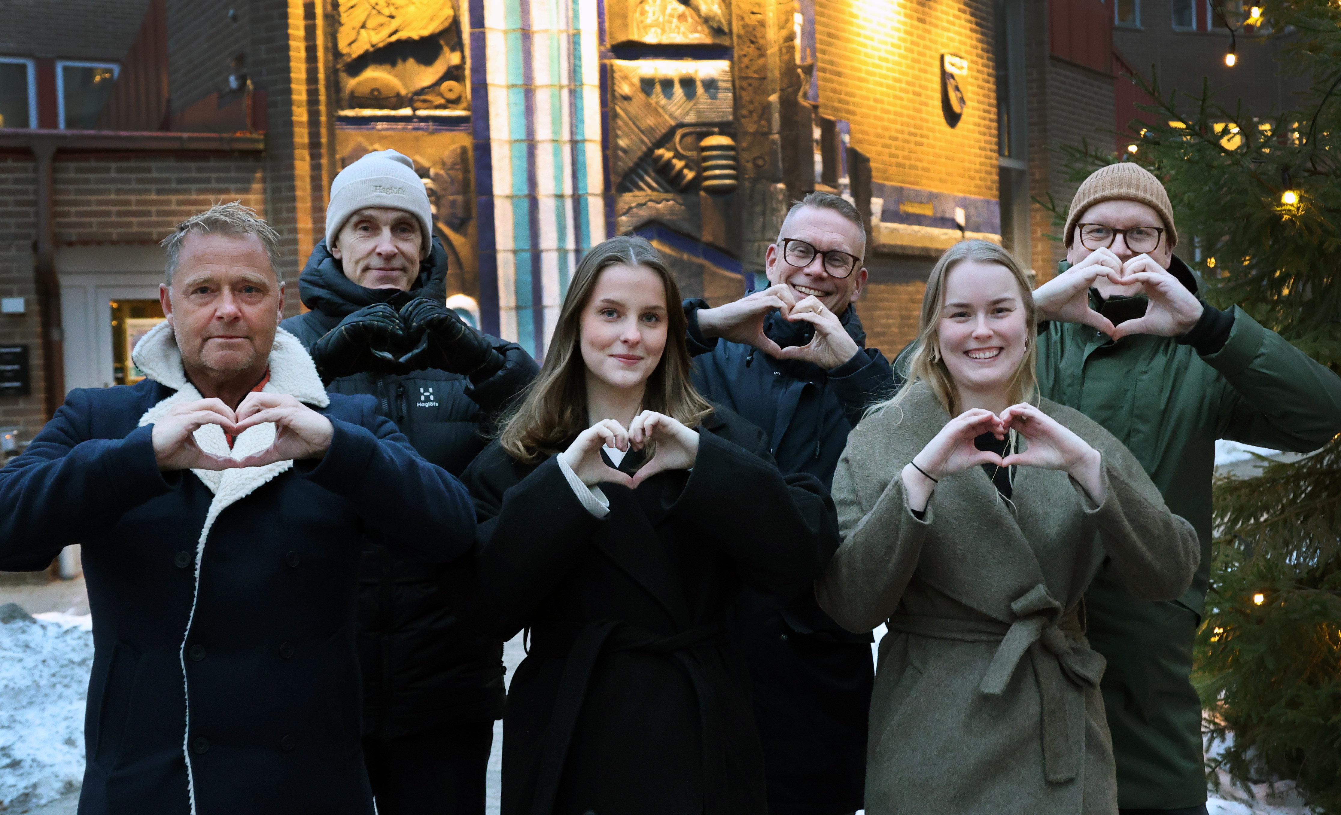 Medarbetare formar hjärtan med sina händer