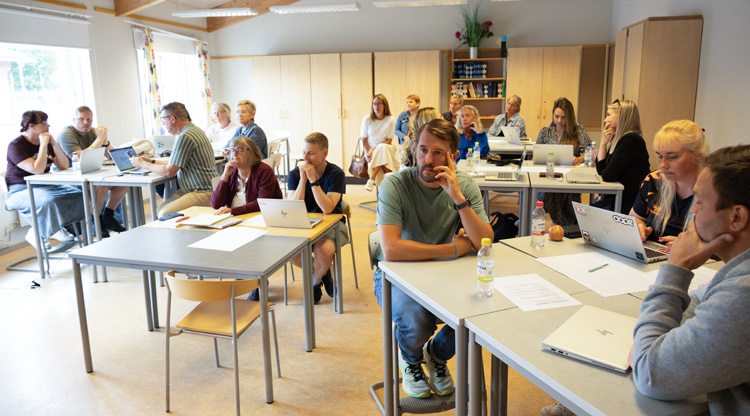 Ett klassrum med ett 20-tal l&auml;rare som &auml;r p&aring; konferens.