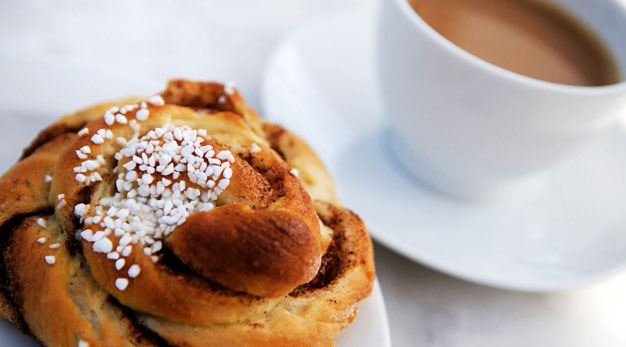 Bild på kaffe och kanelbulle