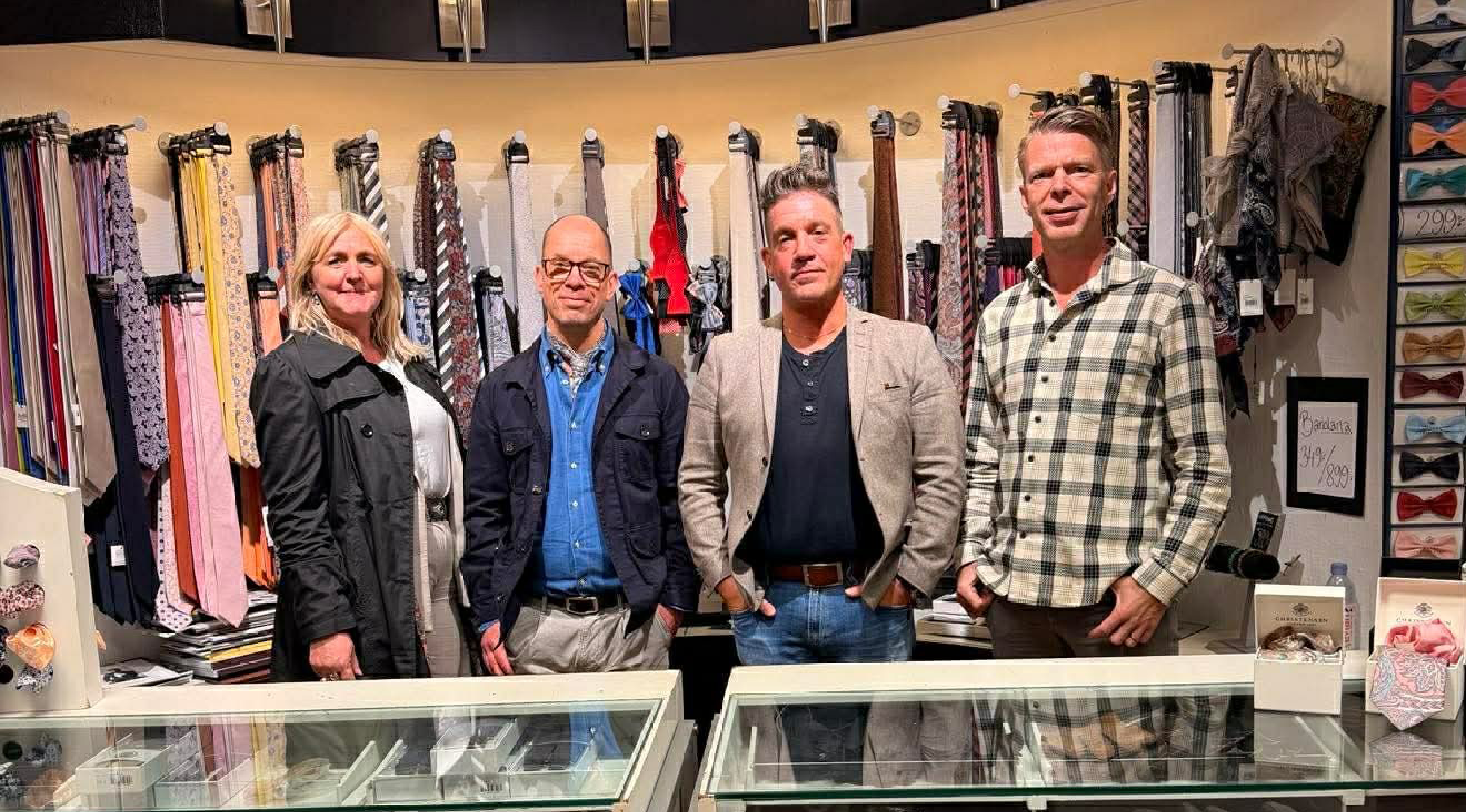 Personer ler mot kameran i en butik