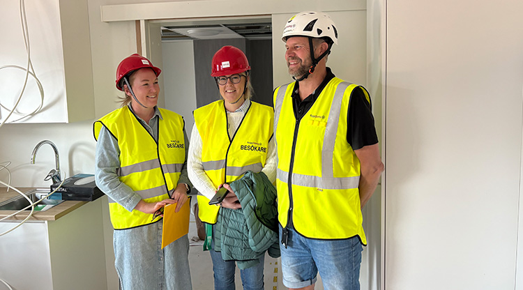 Anna enhetschef Trollhättans stad, Katarina enhetschef Trollhättans stad och Jens byggledare Byggdialog i en av lägenheterna på nyrenoverade Humlevägen