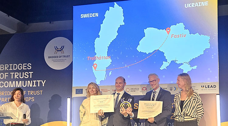 Fastivs borgmästare Mykhailo Netiazhuk och kommunstyrelsens ordförande Peter Eriksson (M) tar emot utmärkelsen  Bridges of Trust Ambassadors 2026.