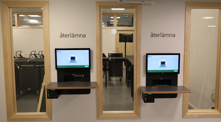 Text där det står återlämna ovanför två skärmar och en lucka.
