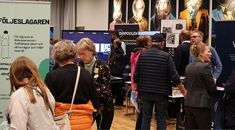 Myller av människor på en mässa