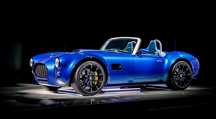 Bild på AC Cobra i en blå färg.
