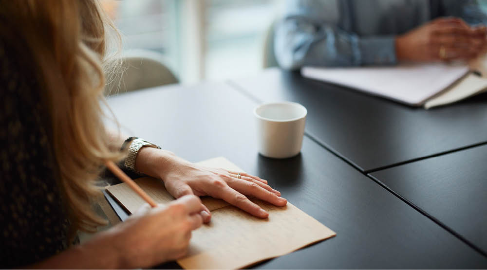 Händer på bord vid ett möte.