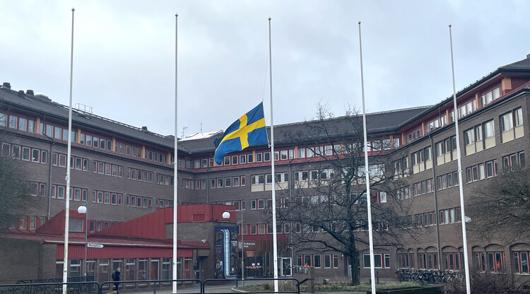 Flagga på halv stång utanför stadshuset i Trollhättan.
