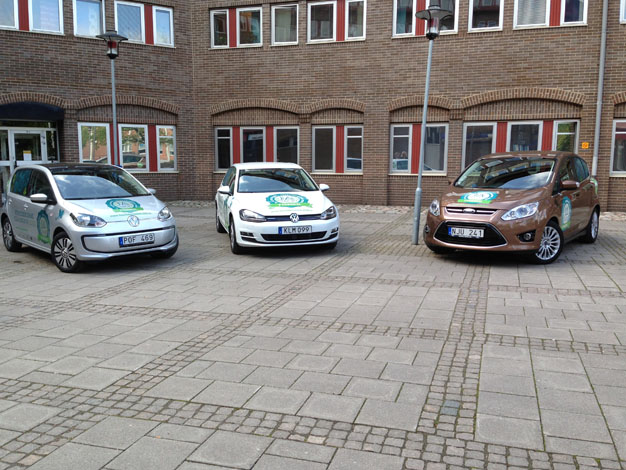 tre Miljöbilar framför Trollhättans Stadshus.