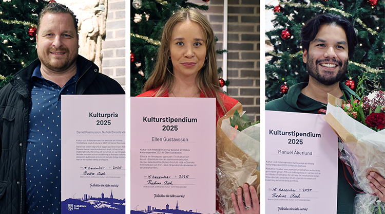 Tre personer med varsitt diplom.