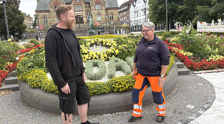 Två personer tittar på varandra i Tårtan, där en av Trollhättans finaste planteringar finns. 