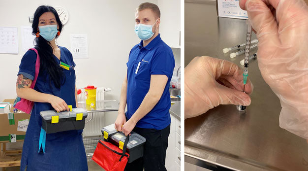 Två sjuksköterskor står inomhus med skyddsutrustning på sig och material inför en vaccinering mot covid-19.