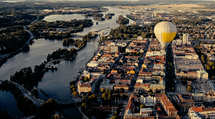 Bild på centrum från luften med en luftballong som passerar stan