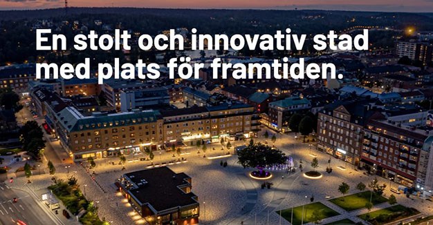 En flygfoto på torget i skymning med texten, En stolt och innovativ stad med plats för framtiden