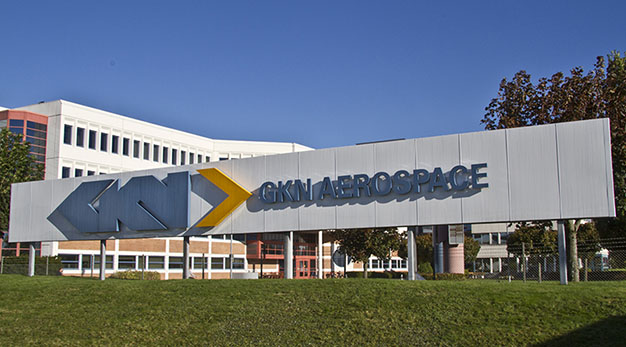 En bild utifrån på arbetsplatsen GKN med deras logo i förgrunden