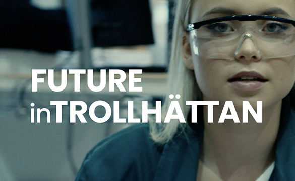 Ung kvinna i skyddsglasögon, i laboratoriemiljö. Bildtext säger Future inTrollhättan. Foto.