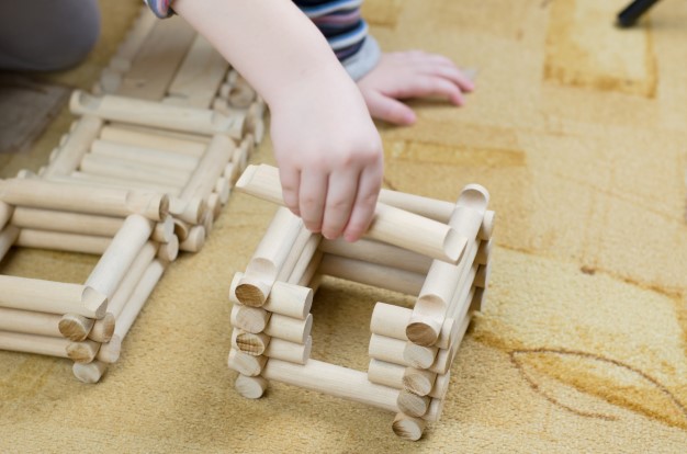 barn bygger med träklossar