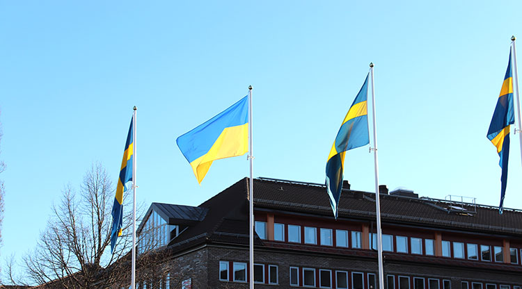 Ukrainska flaggan vajar utanför stadshuset i Trollhättan.