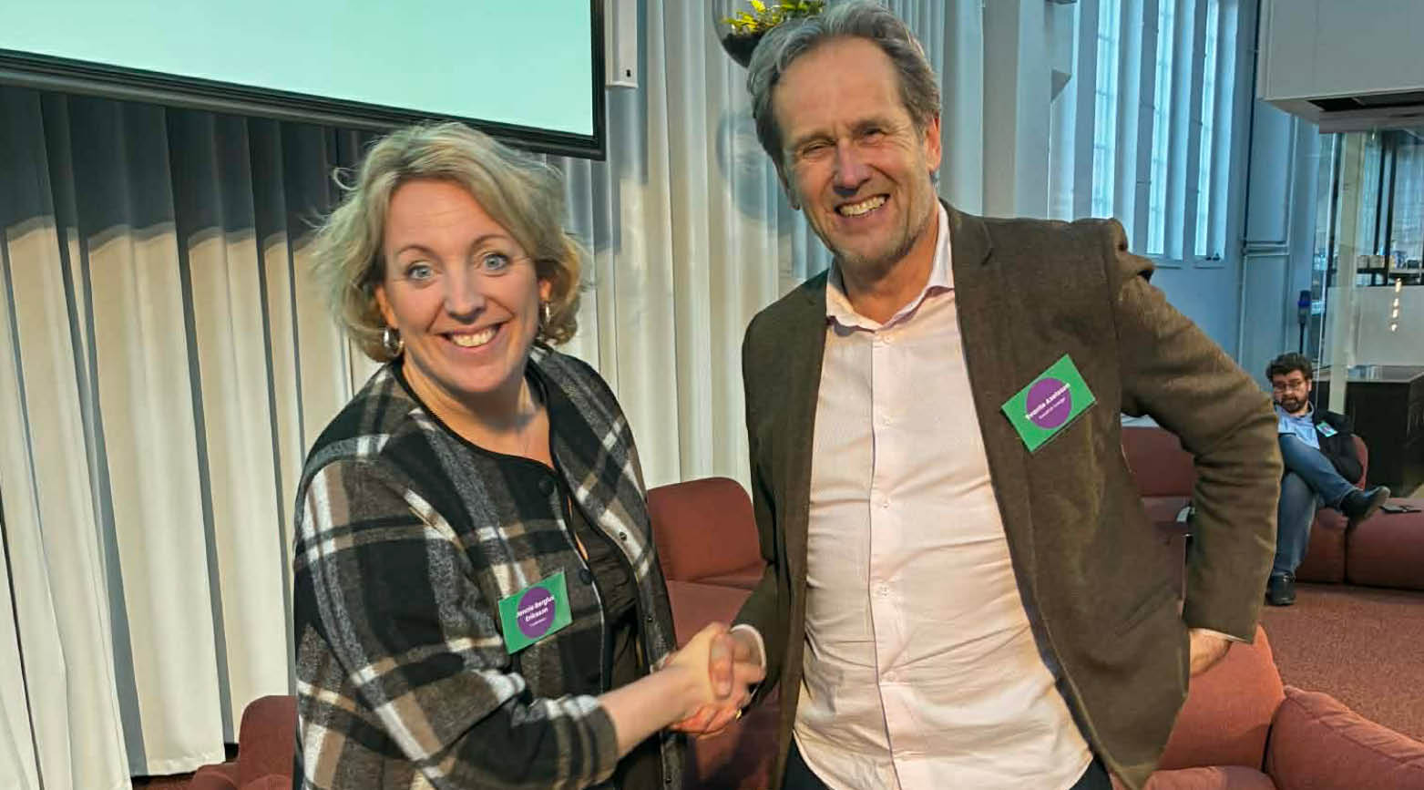 Jennie Bergius Eriksson, ordförande i samhällsbyggnadsnämnden, skrev under avsiktsförklaringen för Trollhättans stad i samband med Transition Lab Forum i Eskilstuna. Här tillsammans med Svante Axelsson, nationell samordnare för Fossilfritt Sverige.