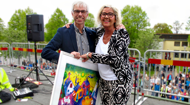 Utbildningsnämndens ordförande Mats Wiking ger en tavla till rektor Anna-Lena Lindahl.