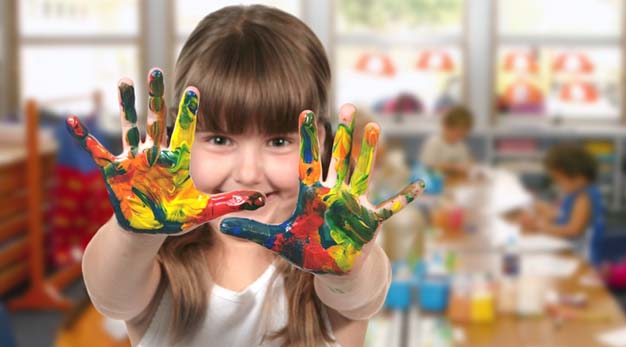 Elev som målar med fingerfärg