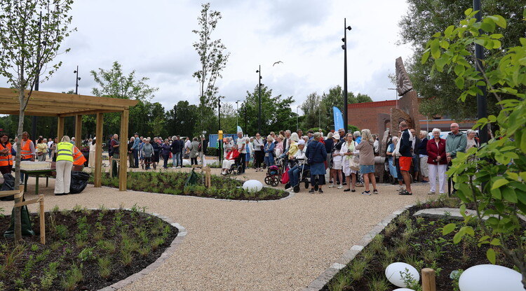 Personer minglar under invigning