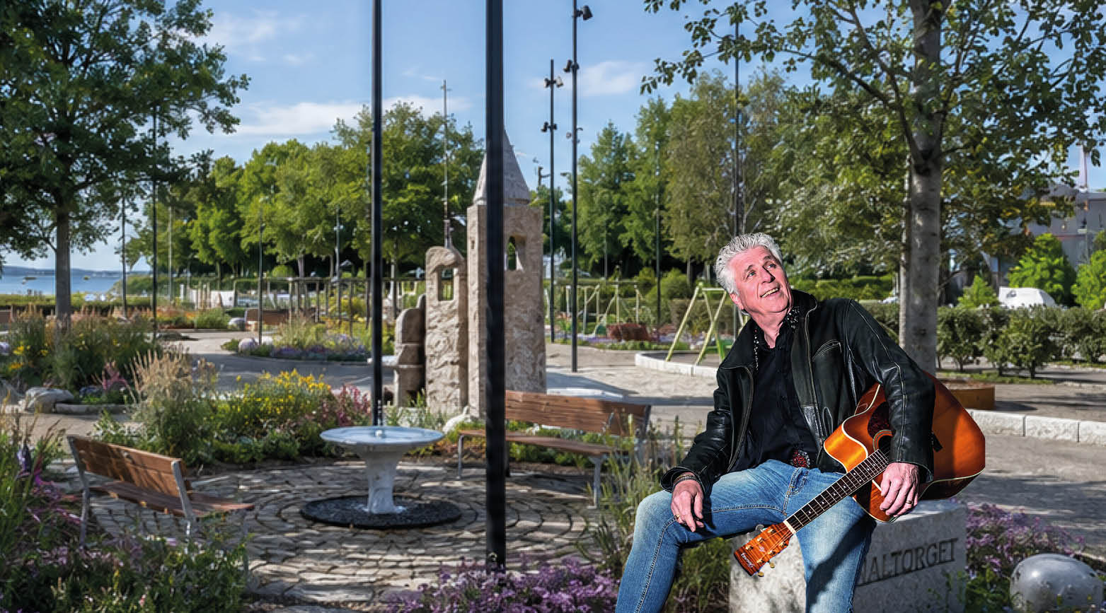 Visualisering över det omgjorda Kanaltorget, Paul Paljett inklippt inklippt, sittandes på en sten. 