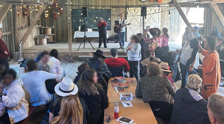 Personer på scen spelar musik framför publik.