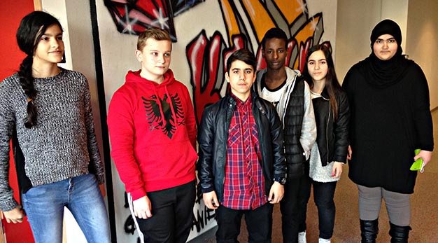 Foto med barn, från vänster: Zina Dabbab, Argjend Hasani, Emir Yilar, Abbe Dahir, Eylem Yilar och Narjiss Abdallah.